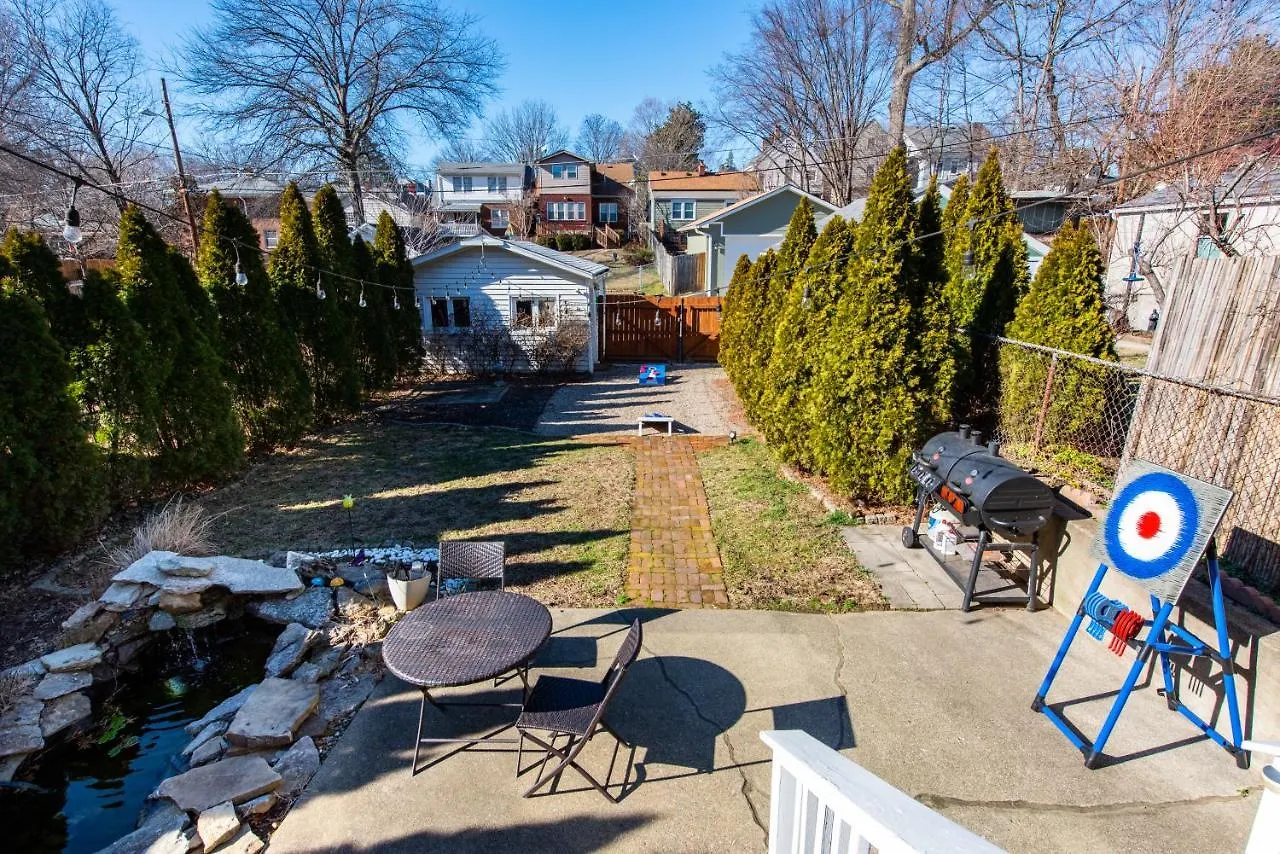 Holiday home Luxe Highlands Home! King Br~Fire Pit~Yard Games Louisville United States