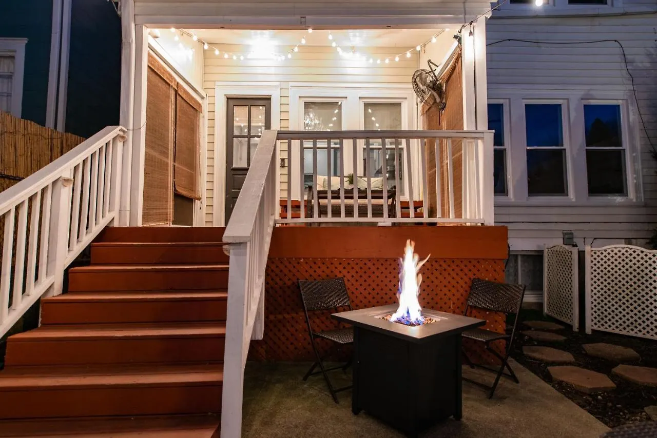 Holiday home Luxe Highlands Home! King Br~Fire Pit~Yard Games Louisville